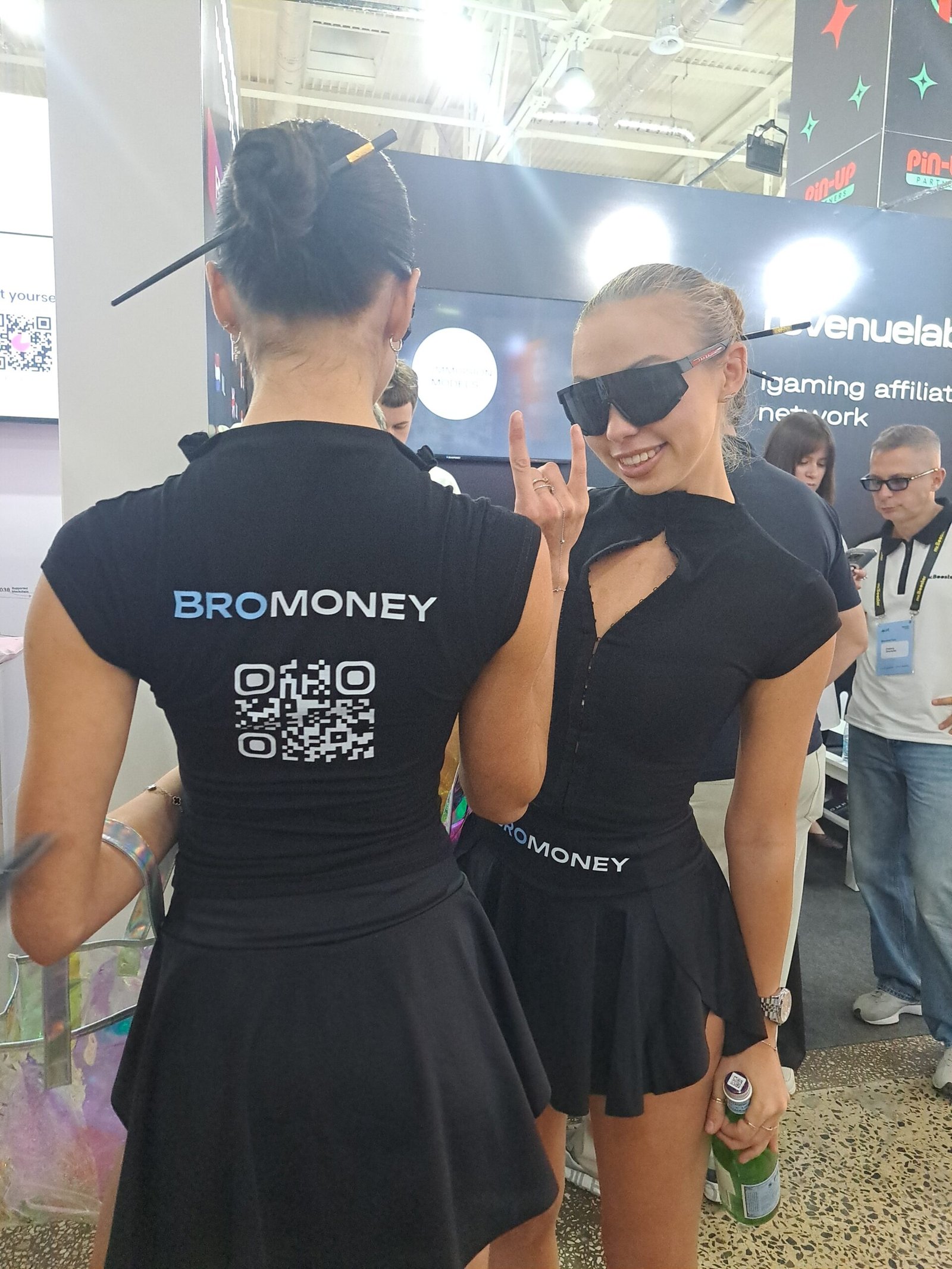 BroMoney — брендированный мерч команды. MAC Affiliate Conference 2026