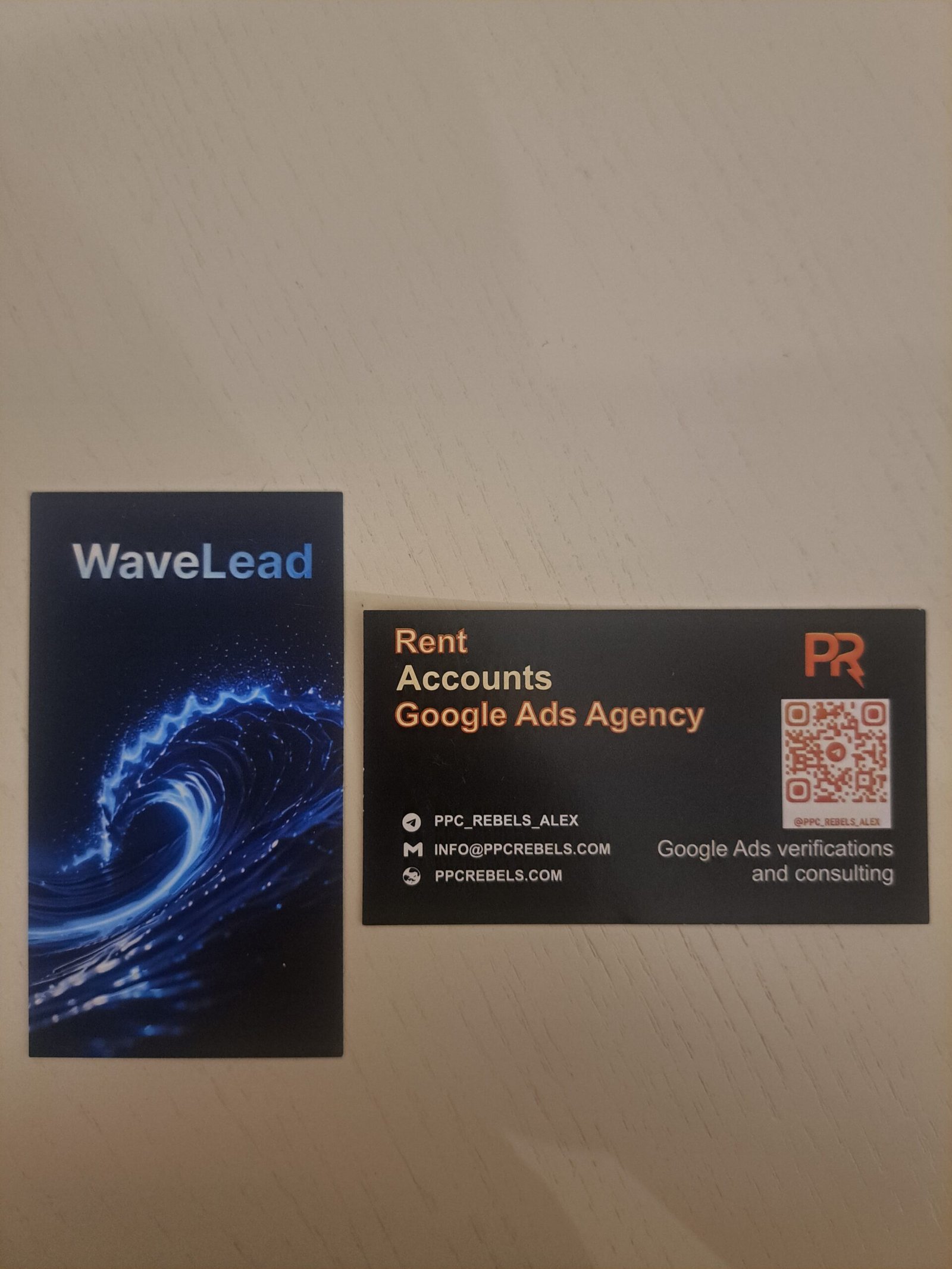 WaveLead — визитка с неоновой синей волной. MAC Affiliate Conference Ереван 2026
